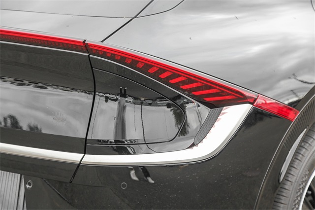 Vehicle image 22 of 25