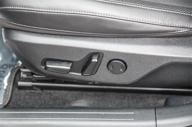 Vehicle image 21 of 25