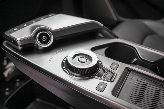 Vehicle image 19 of 25