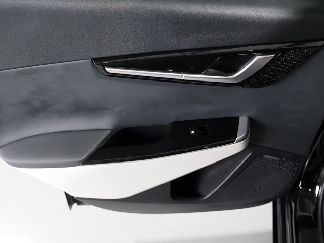 Vehicle image 67 of 76