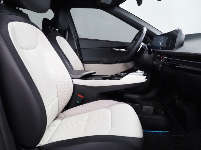 Vehicle image 16 of 76