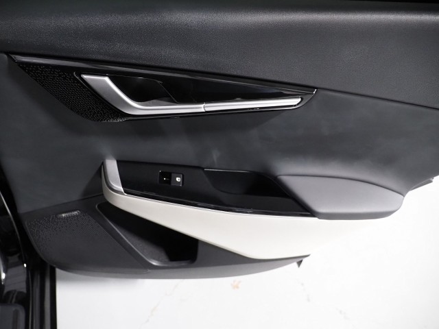 Vehicle image 71 of 76