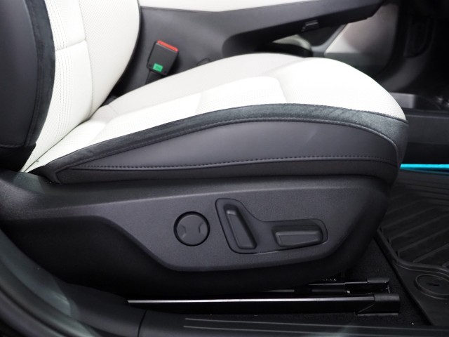 Vehicle image 73 of 76