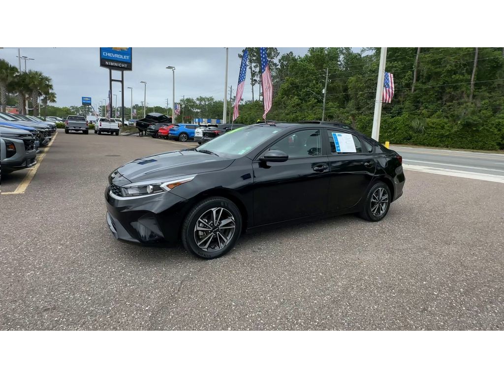 2024 Kia Forte LXS Image 2 of 31