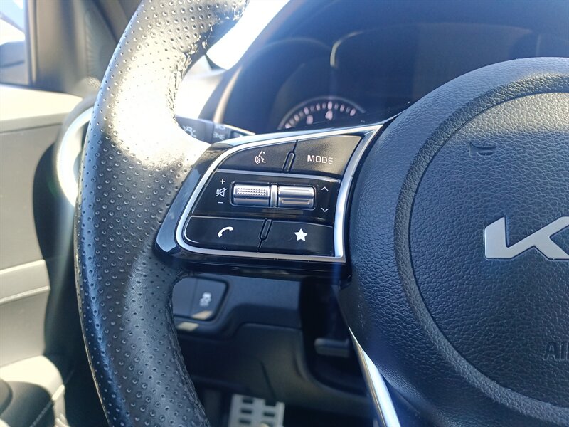 Vehicle image 23 of 32