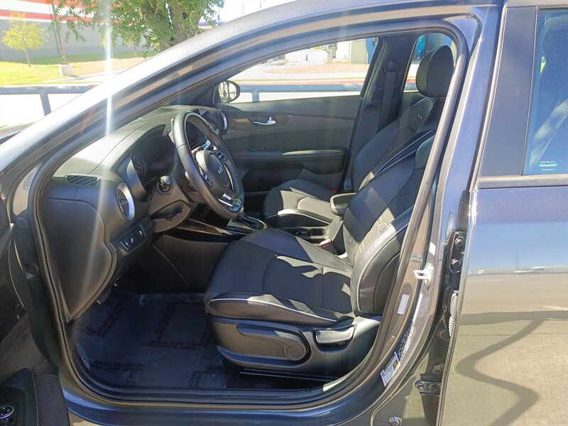 Vehicle image 16 of 32