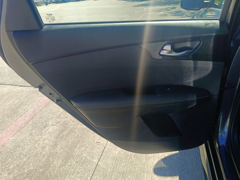 Vehicle image 13 of 32