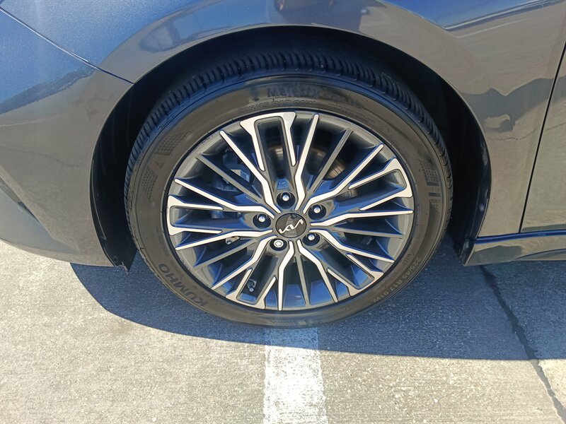 Vehicle image 31 of 32