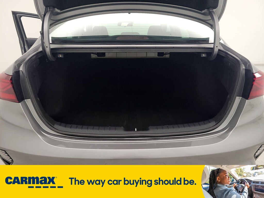 Vehicle image 25 of 28