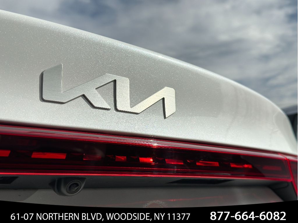 Vehicle image 8 of 27
