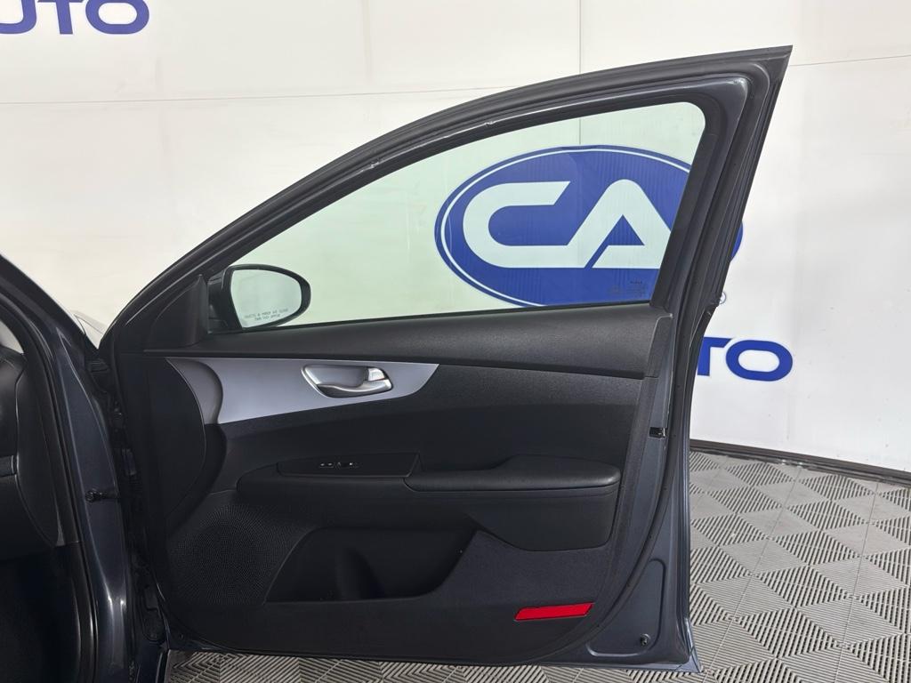 Vehicle image 13 of 28
