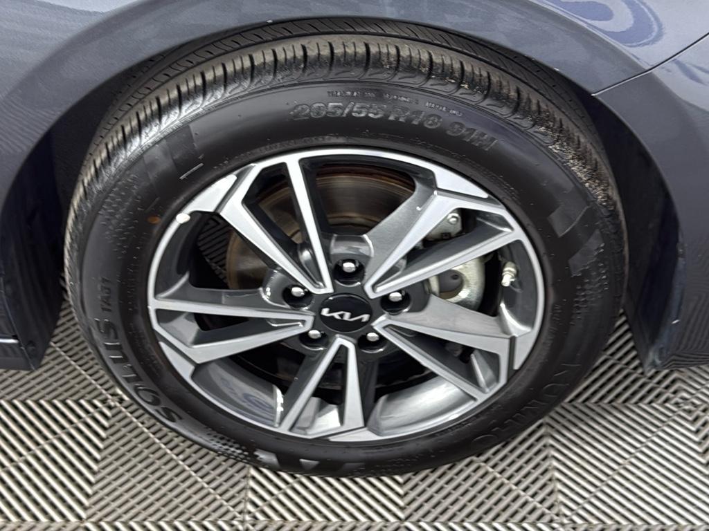 Vehicle image 11 of 28
