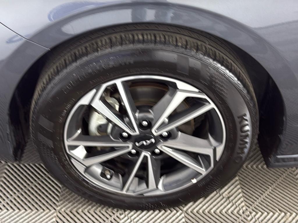 Vehicle image 10 of 28