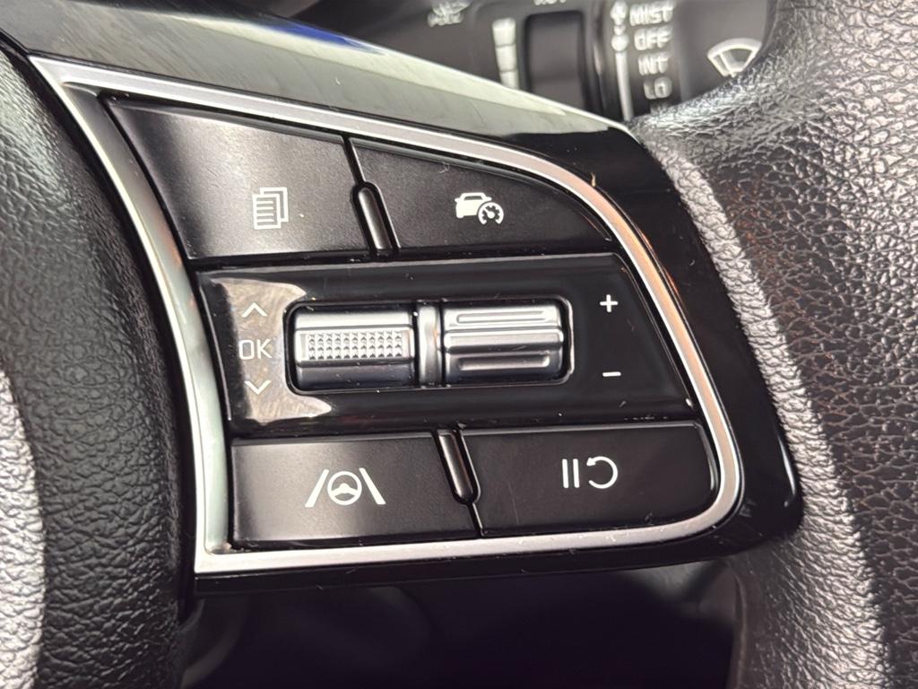 Vehicle image 23 of 28