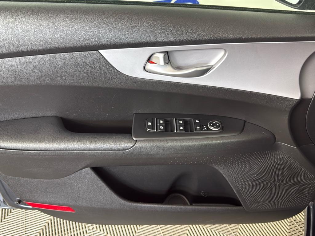 Vehicle image 20 of 28