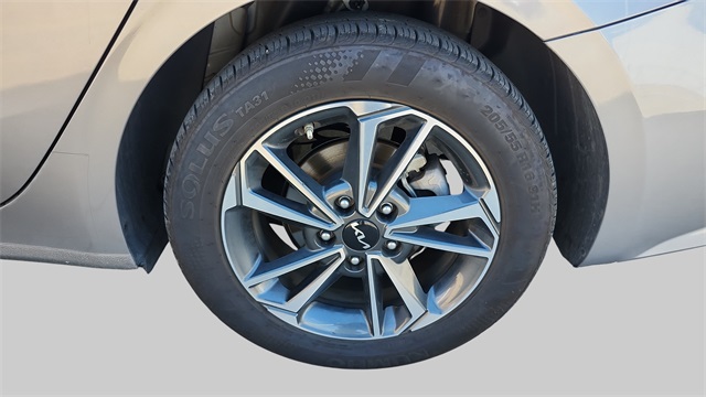 2024 Kia Forte LXS Image 9 of 34