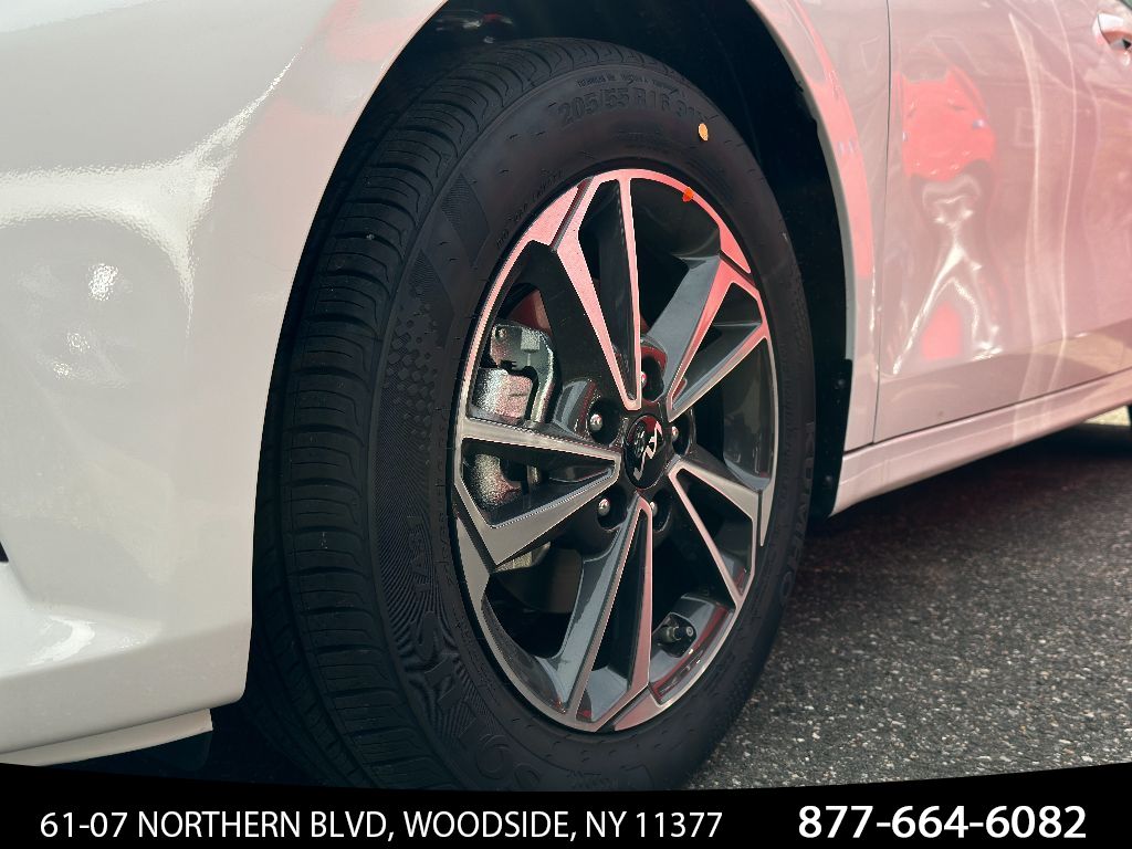 Vehicle image 12 of 27