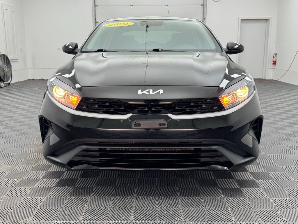 2024 Kia Forte LXS Image 2 of 34