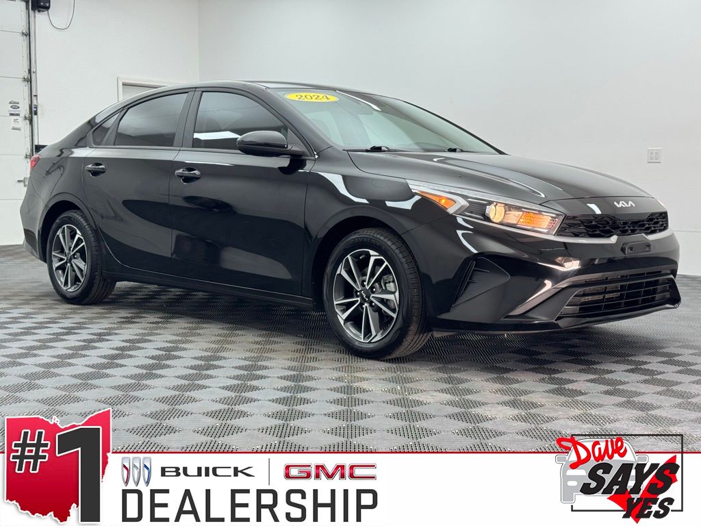 2024 Kia Forte LXS Image 3 of 34
