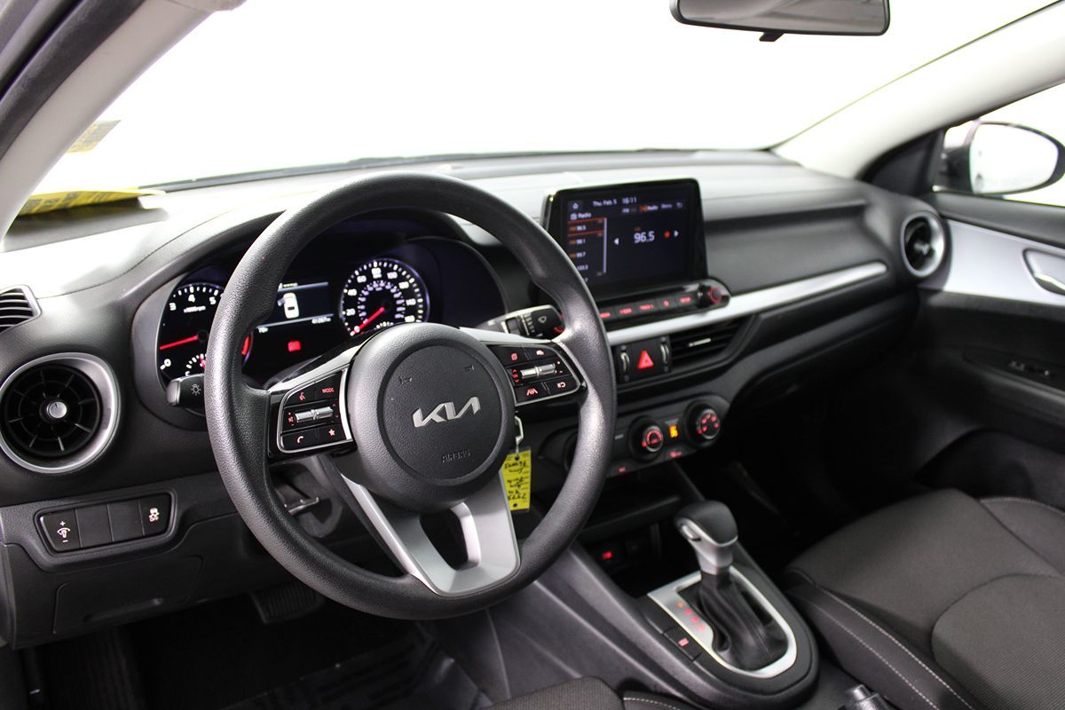 2024 Kia Forte LXS Image 17 of 32