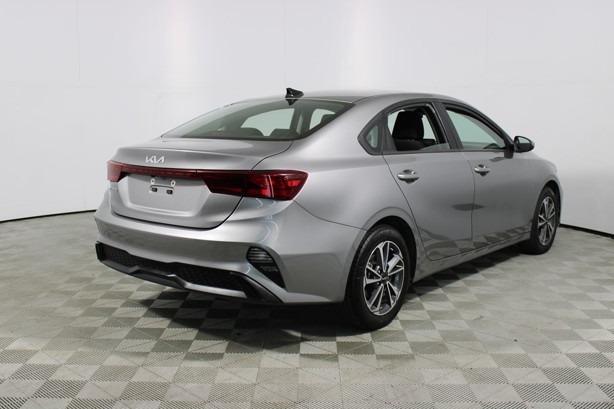 2024 Kia Forte LXS Image 6 of 32