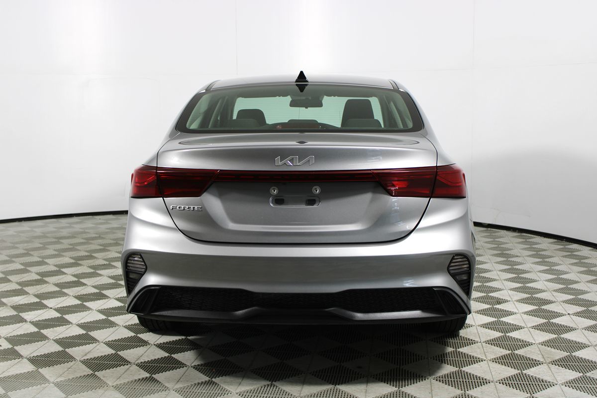 2024 Kia Forte LXS Image 7 of 32