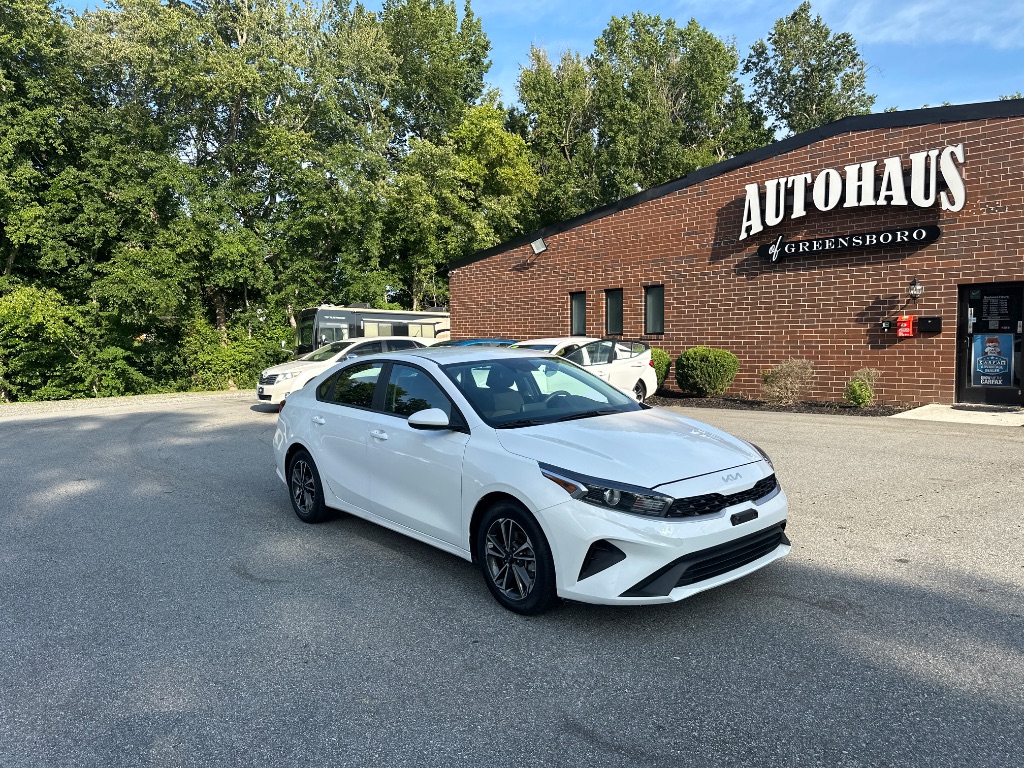 2024 Kia Forte LXS Image 3 of 40