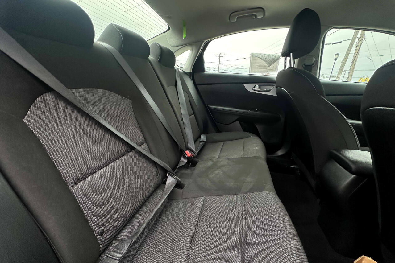 Vehicle image 23 of 24
