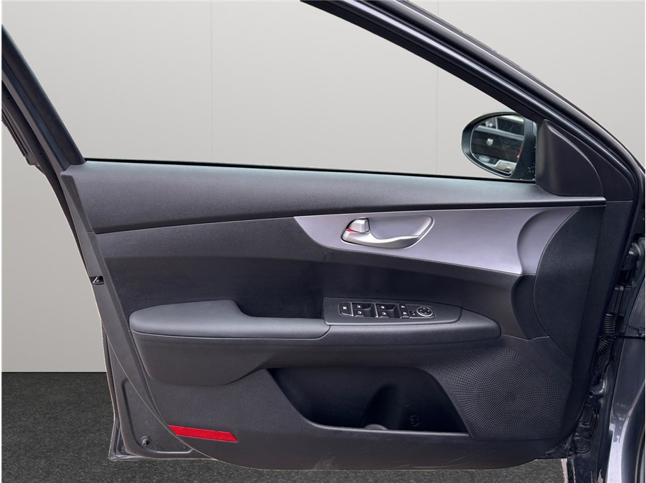 Vehicle image 16 of 32