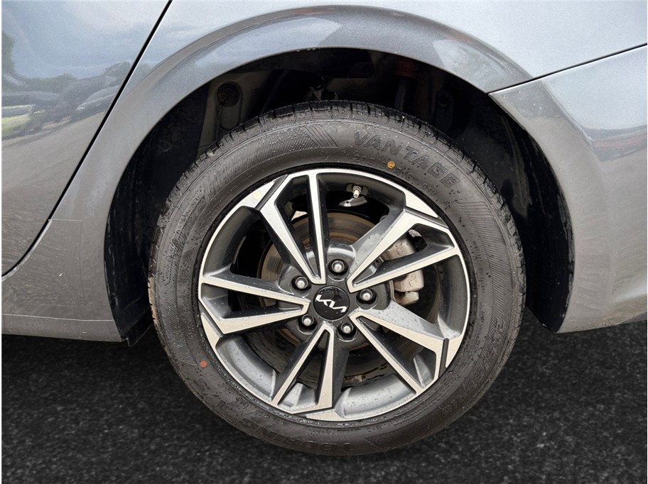 Vehicle image 14 of 32
