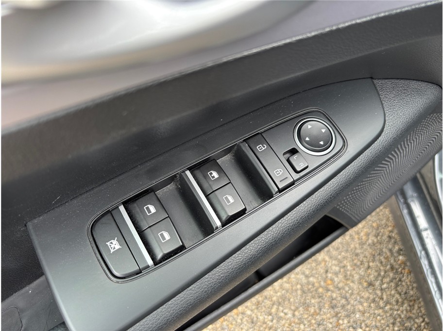 Vehicle image 17 of 32