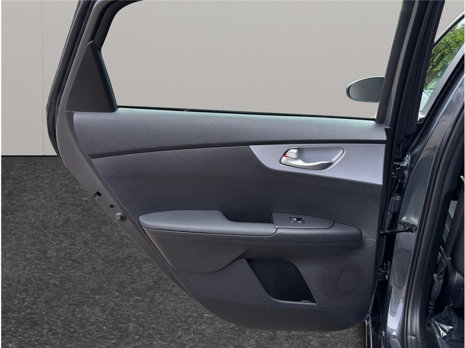 Vehicle image 28 of 32