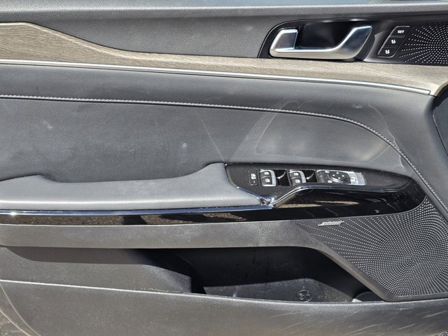 Vehicle image 22 of 34