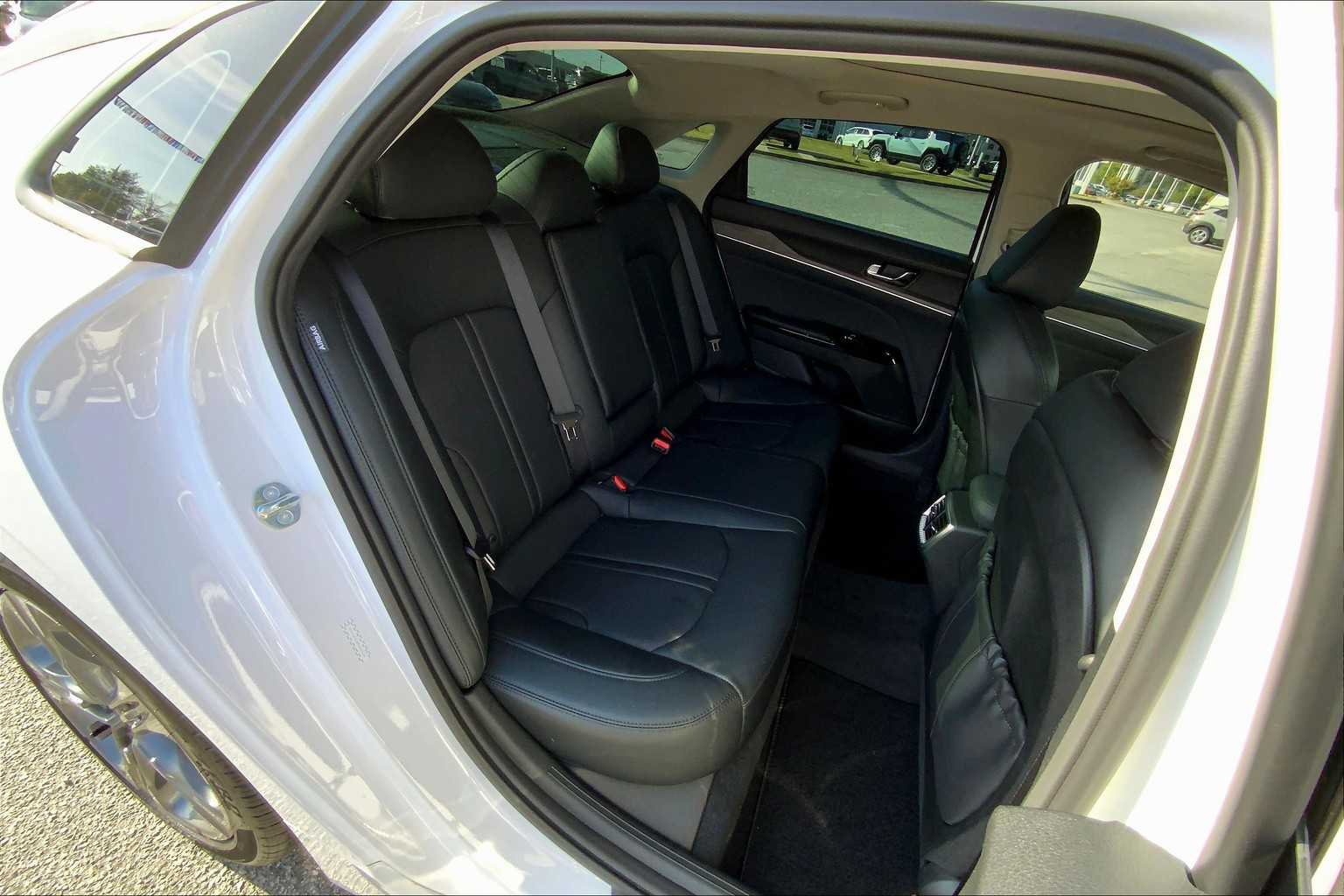Vehicle image 19 of 31
