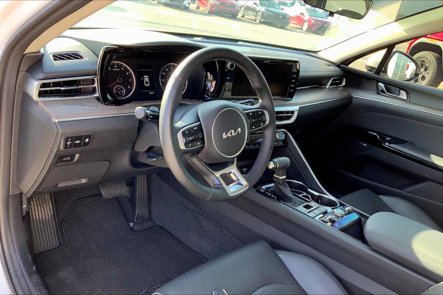Vehicle image 17 of 31