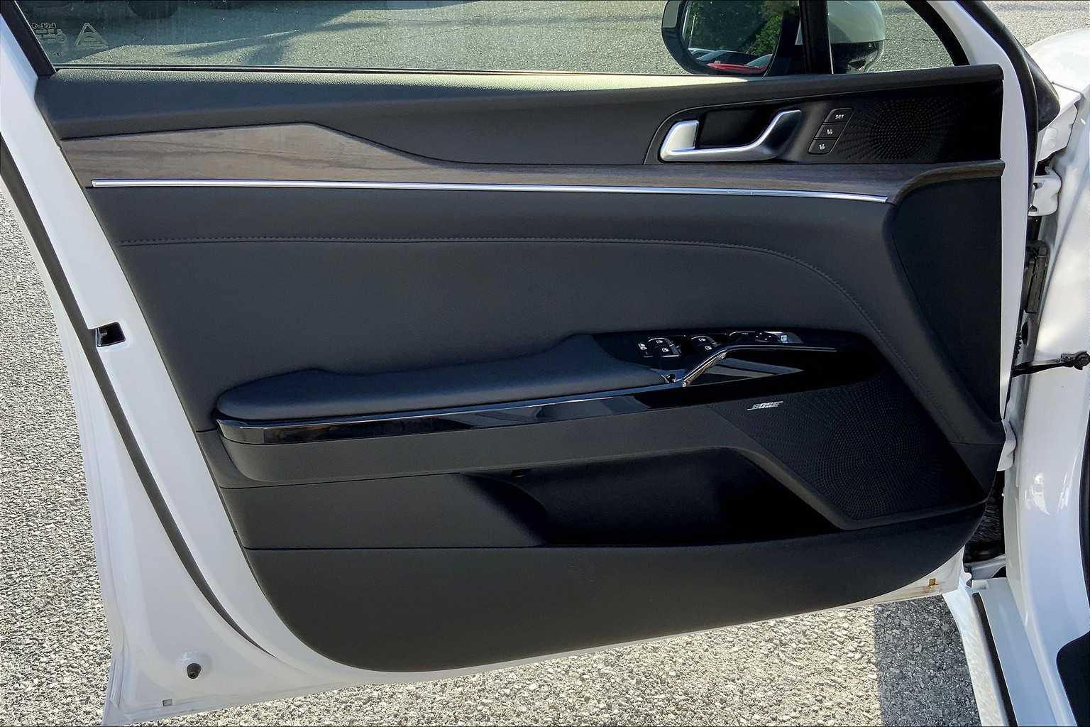 Vehicle image 21 of 31