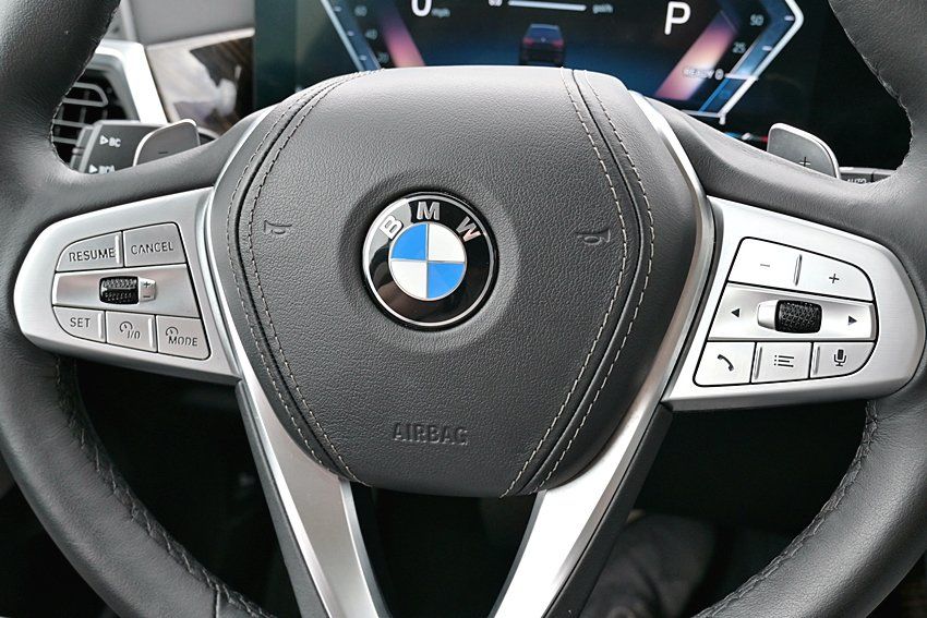 Vehicle image 25 of 40