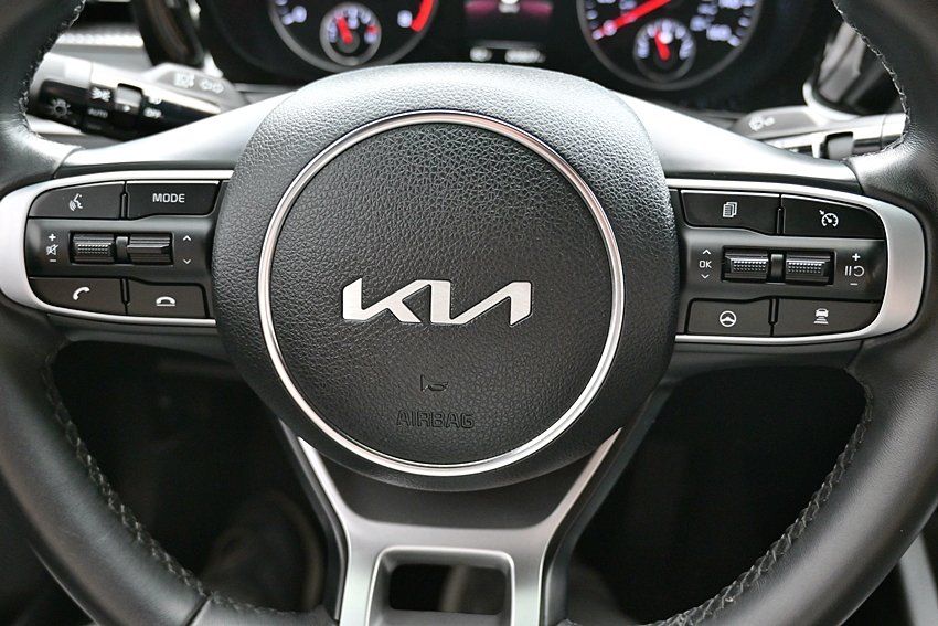 Vehicle image 18 of 40