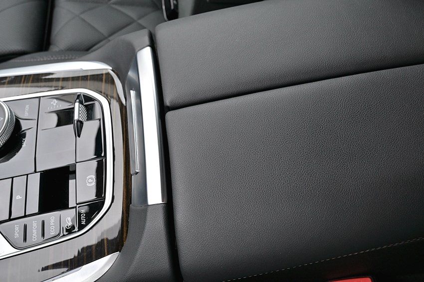Vehicle image 34 of 40