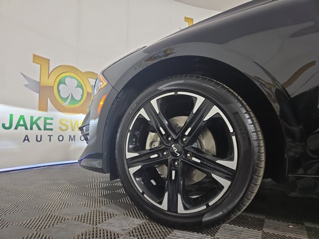 Vehicle image 11 of 33
