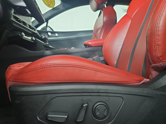 Vehicle image 31 of 33