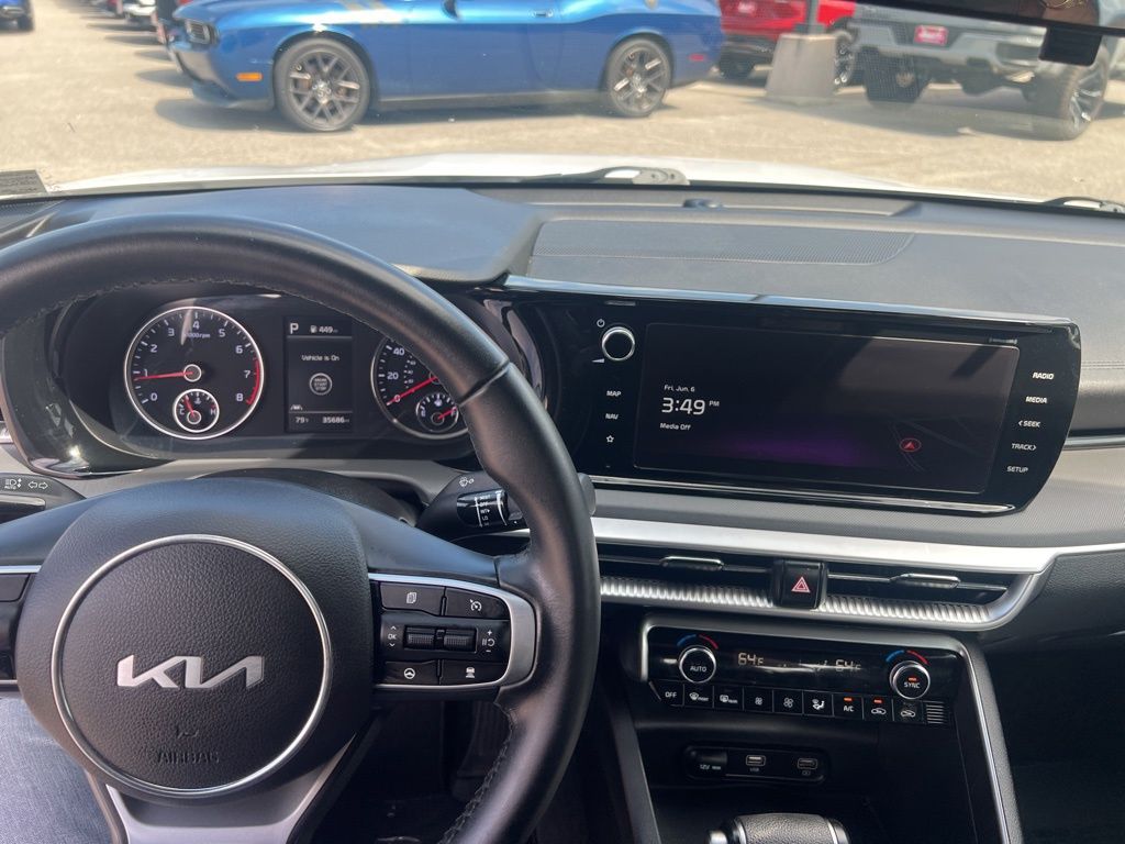 Vehicle image 11 of 23