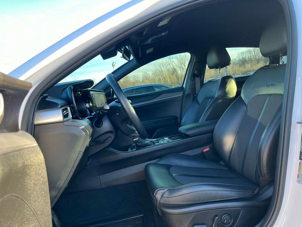 Vehicle image 20 of 64