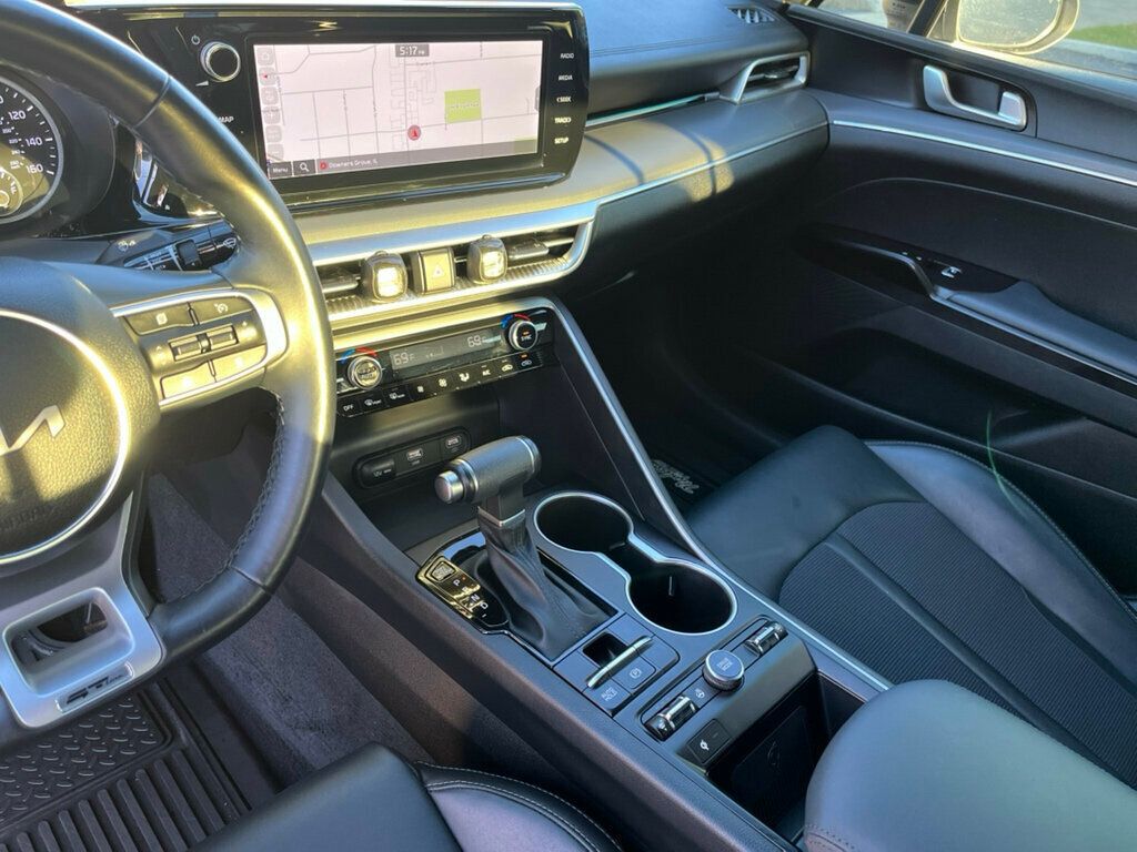 Vehicle image 28 of 64