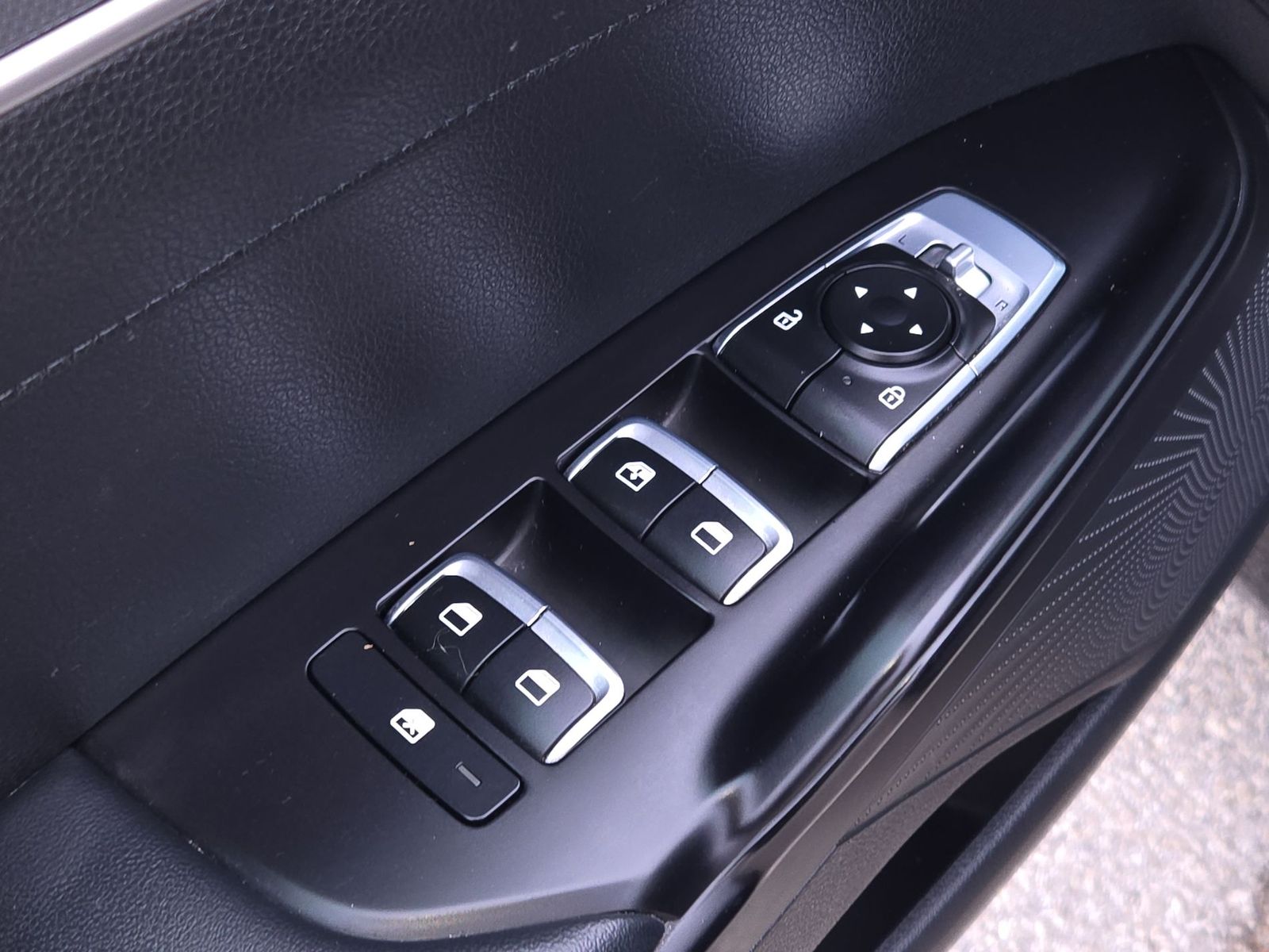 Vehicle image 15 of 23