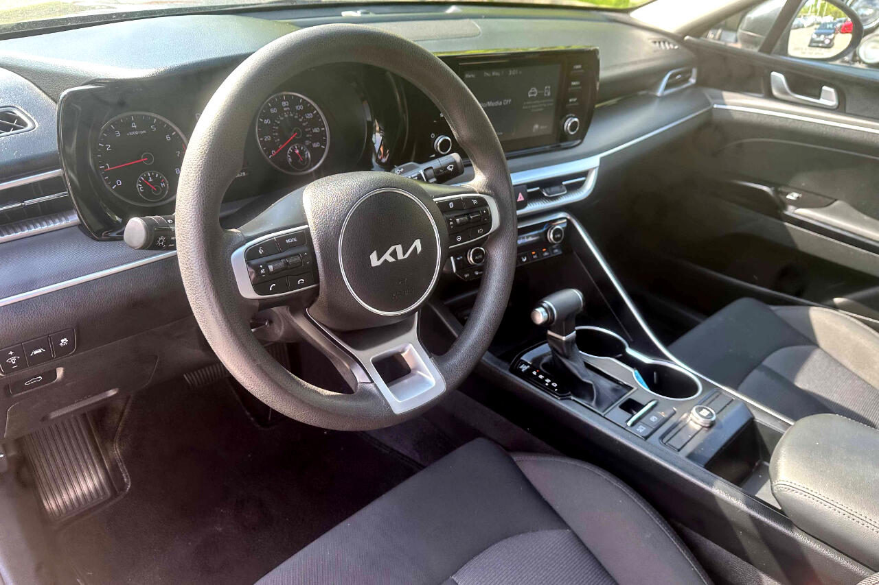 Vehicle image 15 of 22