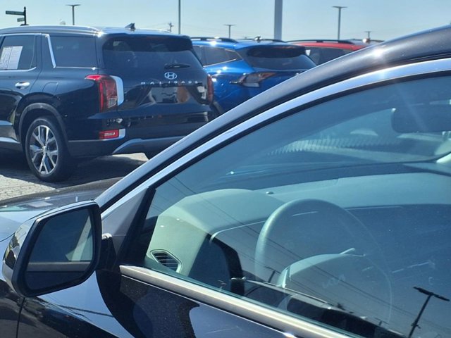 Vehicle image 21 of 26