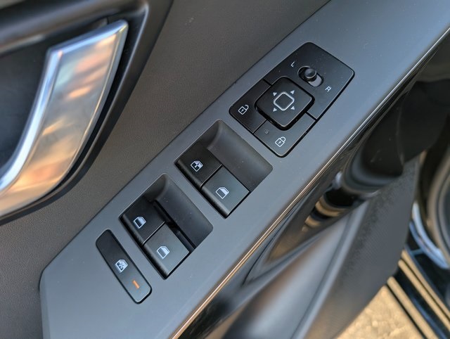 Vehicle image 21 of 36