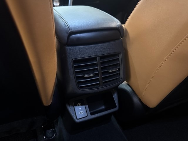 Vehicle image 21 of 26