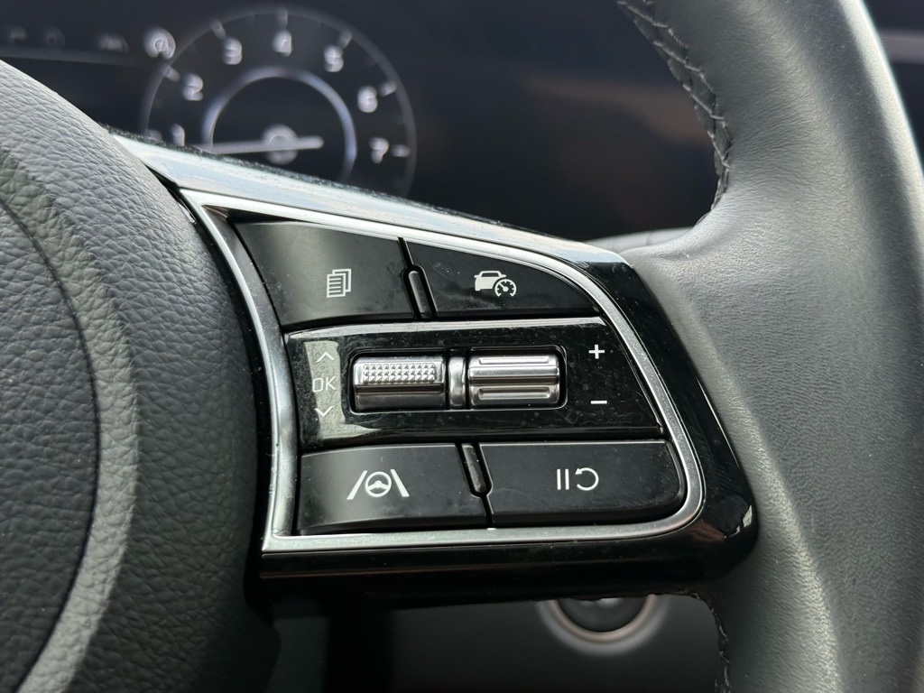 Vehicle image 21 of 24